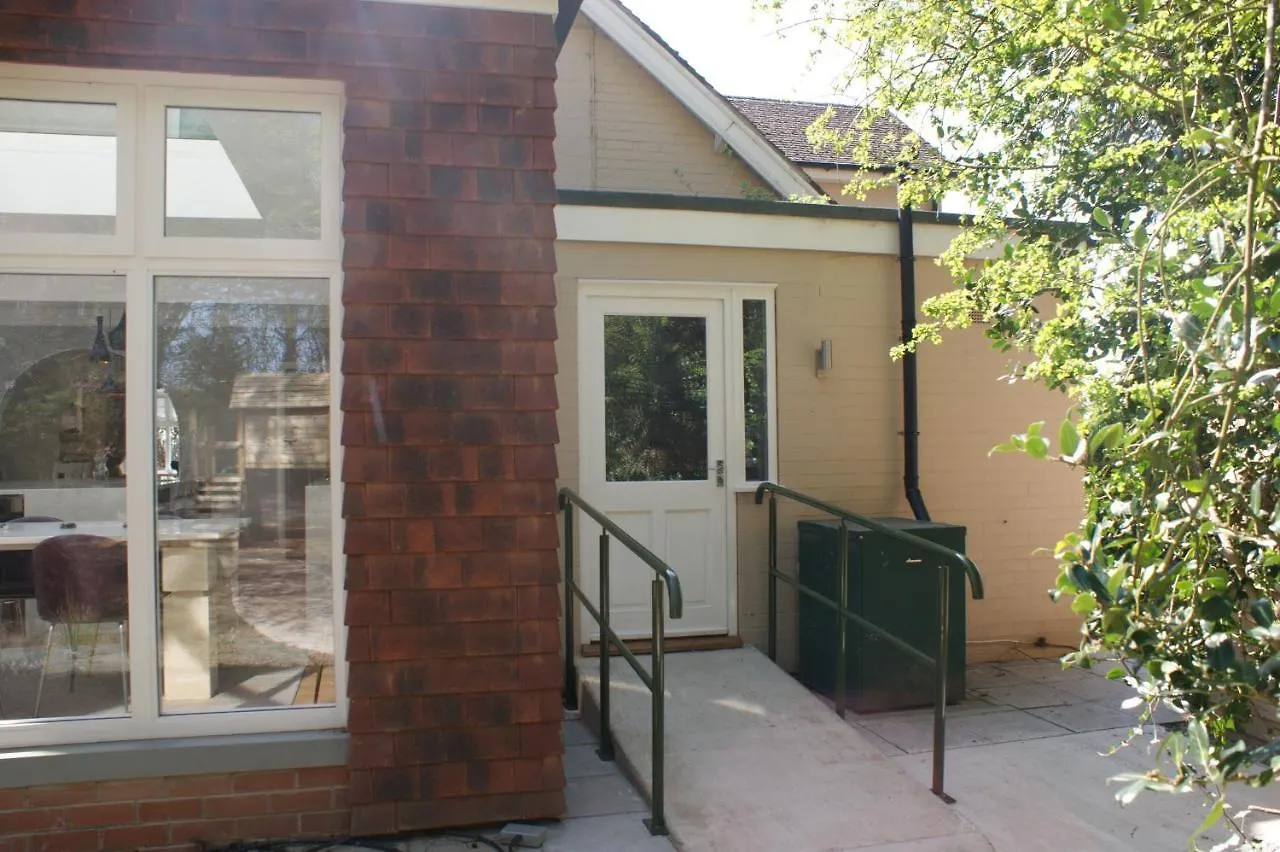 Spacious 4 Bed Family Cottage In Parkland Setting York