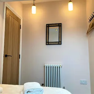  Apartment Escape 2 Unwind, Minster Retreat - Sleeps 5